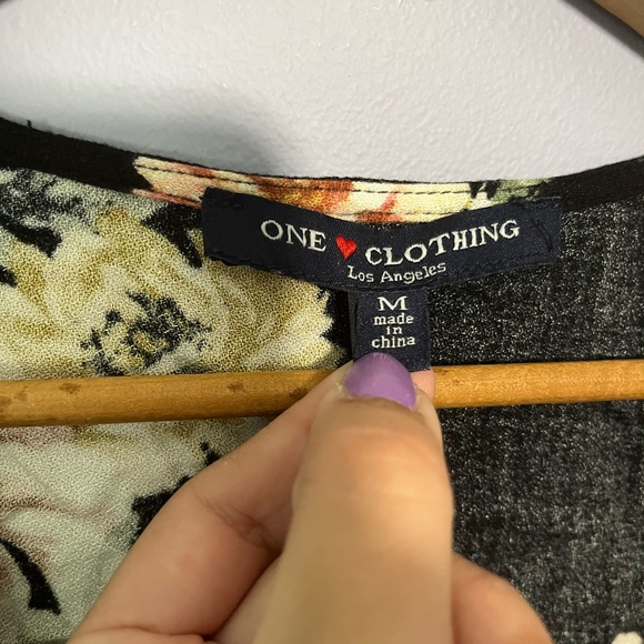 🦋Floral long sleeve top🦋 - Picture 4 of 4